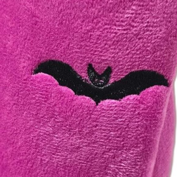 New DEARFOAMS PINK W BLACK BAT FUZZY SLIP ON SLIPPERS  5-6  HALLOWEEN GOTH - Picture 2 of 5